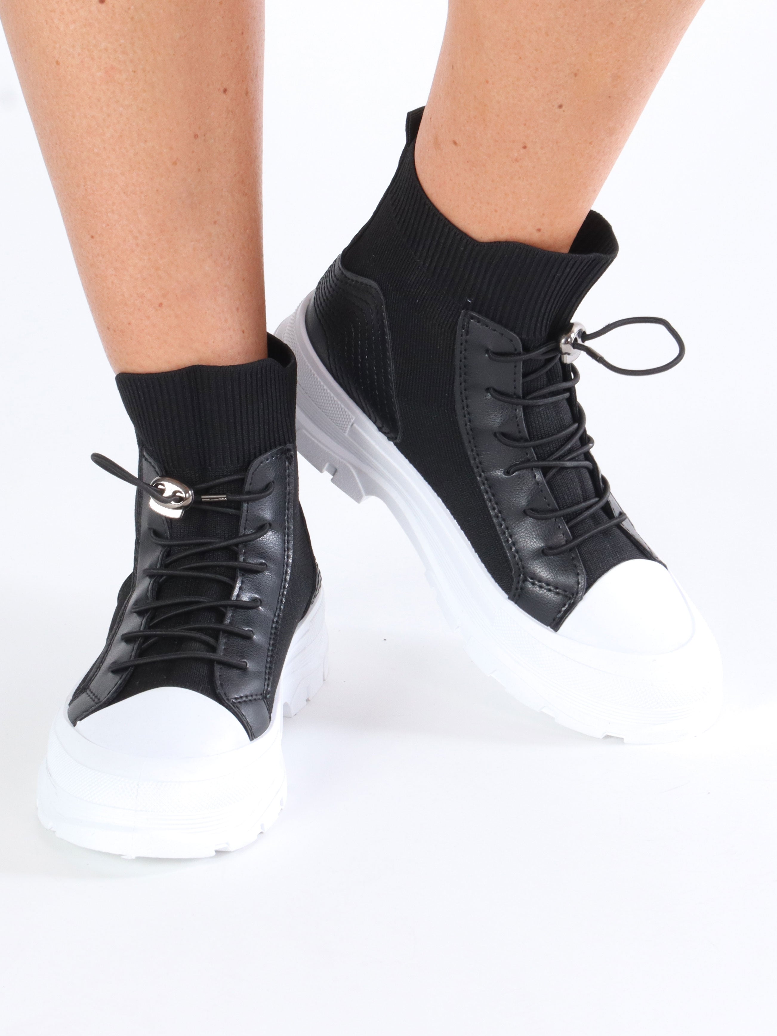 Darcy - Armégrön klänning med blomstermotiv i lagerform